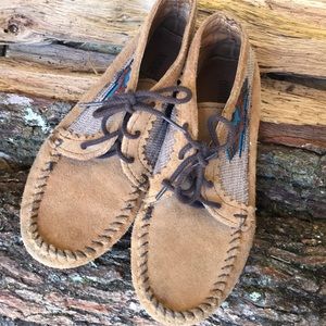 Minnetonka moccasin size 5
